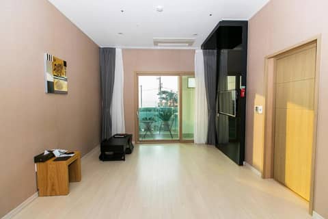 Rich Hotel — hotel room