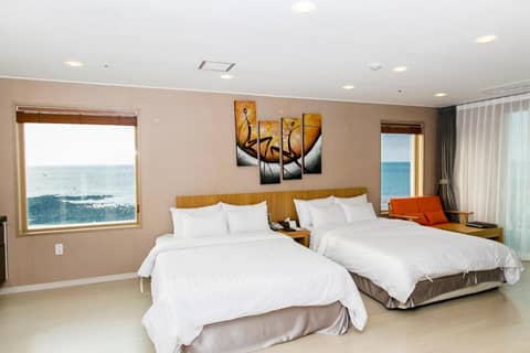 Rich Hotel — hotel room