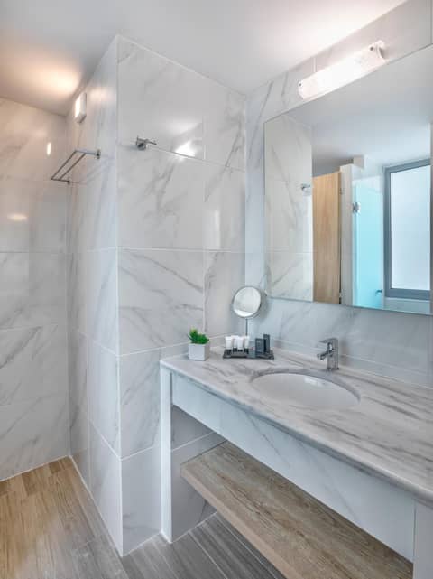 Acropolis City Life BH — bathroom