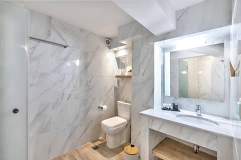 Acropolis City Life BH — bathroom