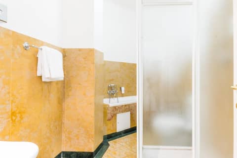 Charles Bridge Palace — bathroom