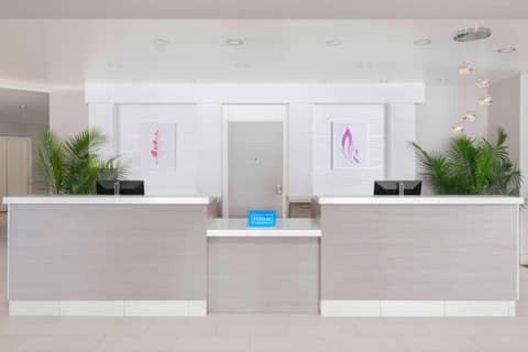 Hilton Garden Inn Calgary Airport — recepcion & lobby