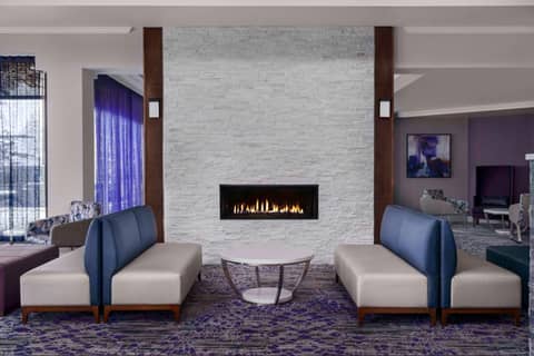 Hilton Garden Inn Calgary Airport — lounge