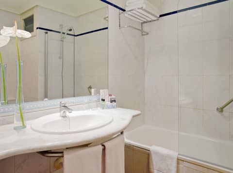 Boutique Hotel H10 Big Sur - Adults Only — bathroom