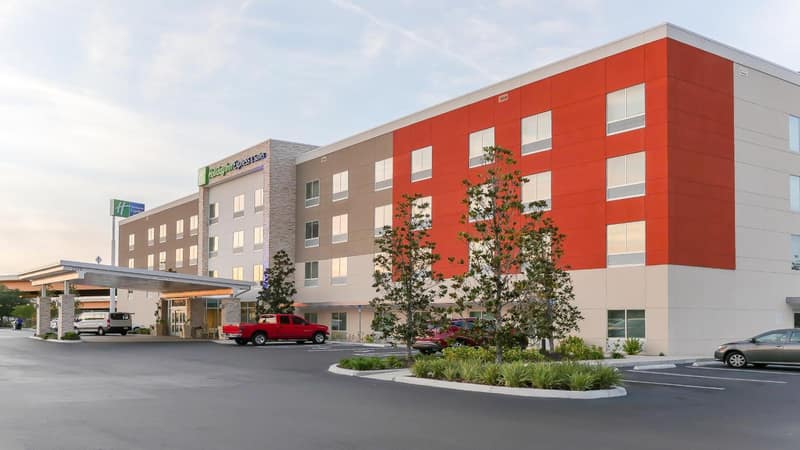 Holiday Inn Express & Suites - Tampa East - Ybor City by IHG — building