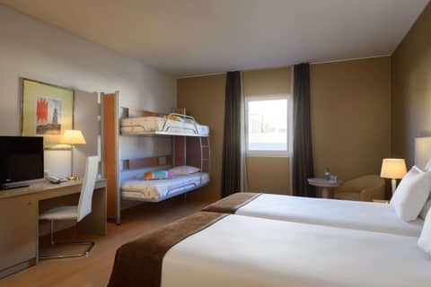 TRYP by Wyndham Porto Centro Hotel — hotel room