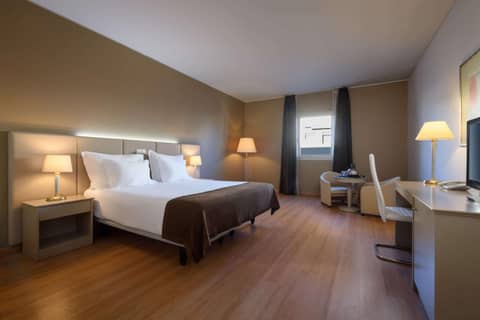 TRYP by Wyndham Porto Centro Hotel — hotel room