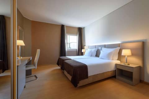 TRYP by Wyndham Porto Centro Hotel — hotel room