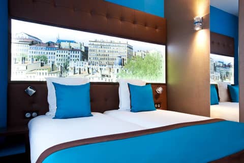 Hotel des Savoies Lyon Perrache — hotel room