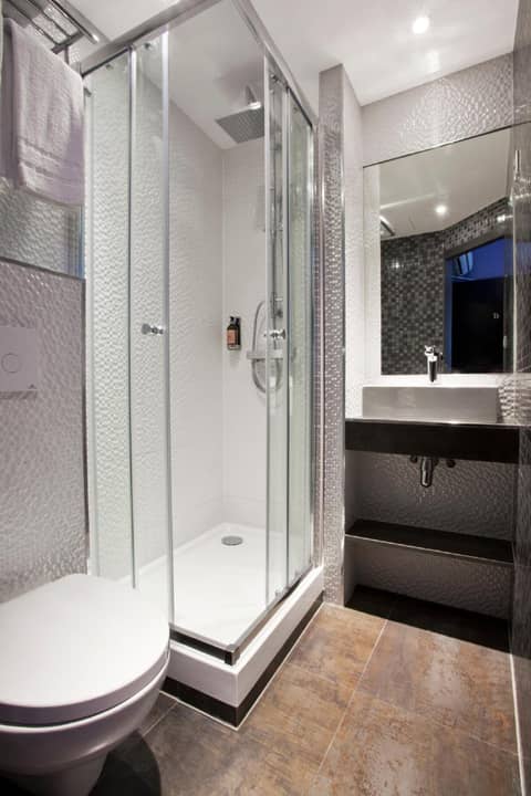 Hotel des Savoies Lyon Perrache — bathroom