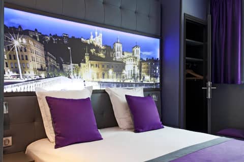 Hotel des Savoies Lyon Perrache — hotel room