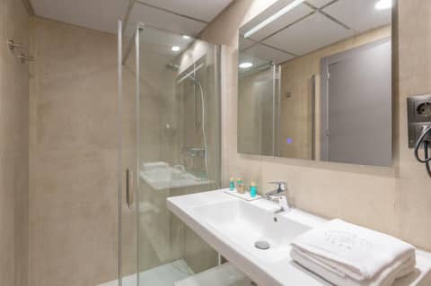 Hotel Palacete de Alamos — bathroom