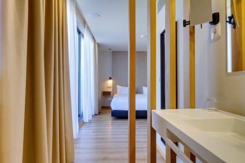 Select Porto — hotel room