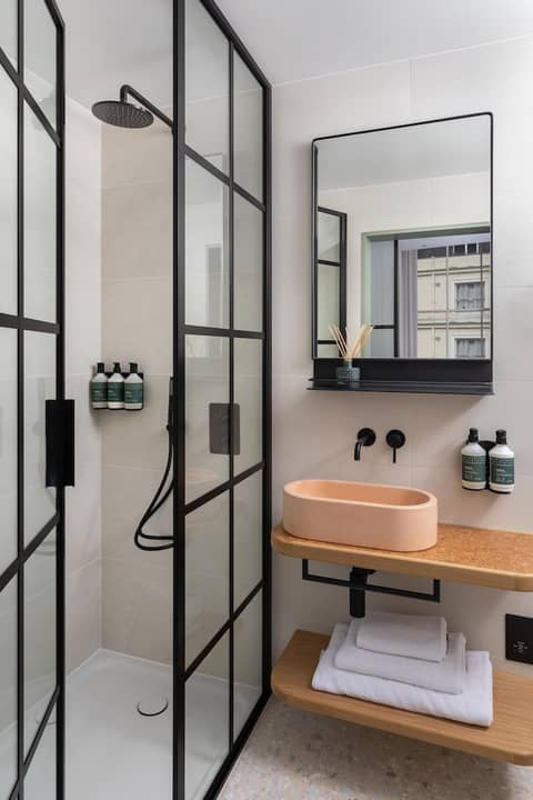 Inhabit Queen's Gardens a Member of Design Hotels — bathroom