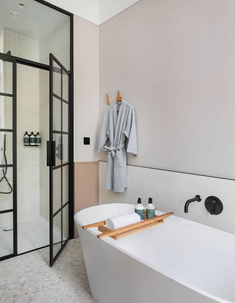 Inhabit Queen's Gardens a Member of Design Hotels — bathroom