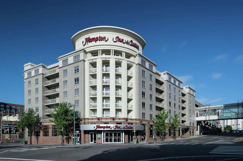 Hampton Inn & Suites Memphis-Beale Street — building