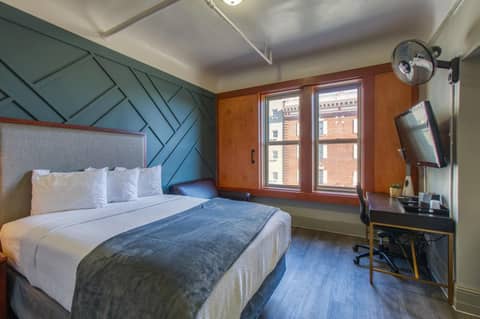 Ram's Hotel — hotel room