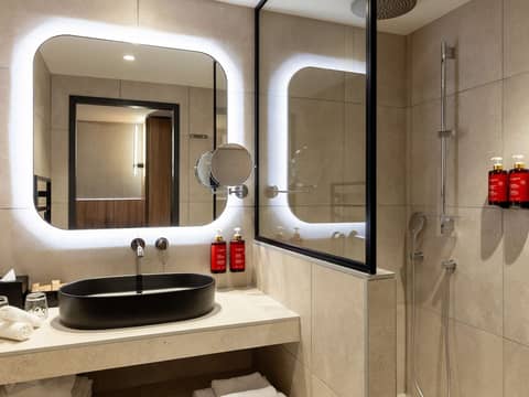 Pullman Lyon — bathroom