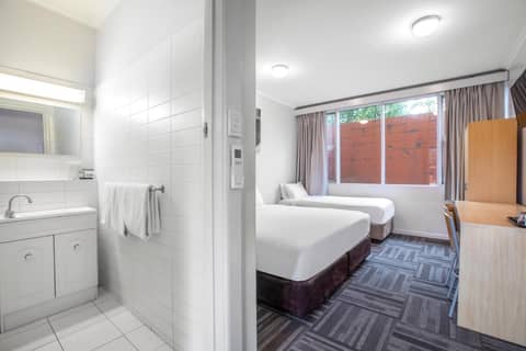 Meadow Inn Hotel-Motel — hotel room