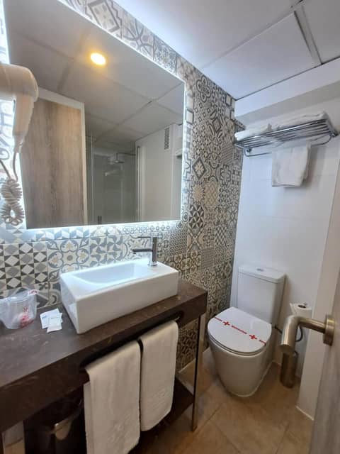 O7 Vistanova — bathroom