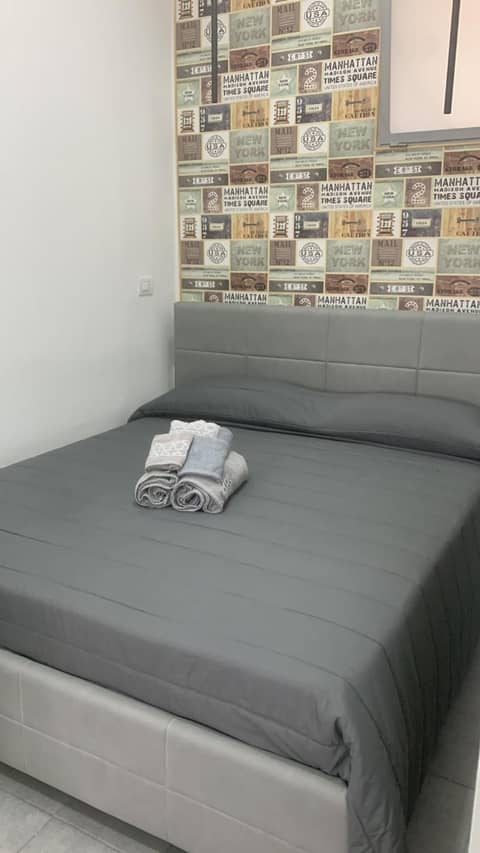 Sky house Napoli — hotel room