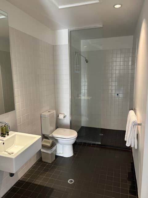 Adele Apartment Hotel East Melbourne — bathroom