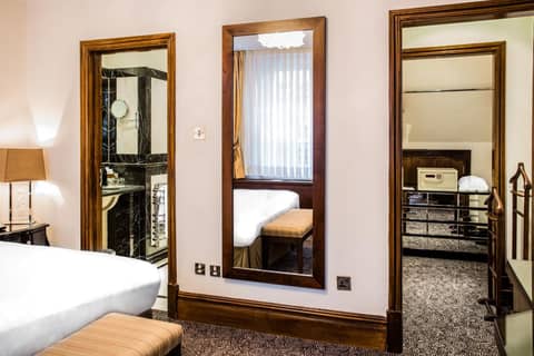Courthouse Hotel London — hotel room