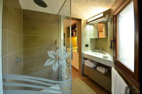 Calanica Resort — bathroom