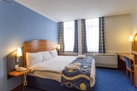 London - Wembley International Hotel — hotel room