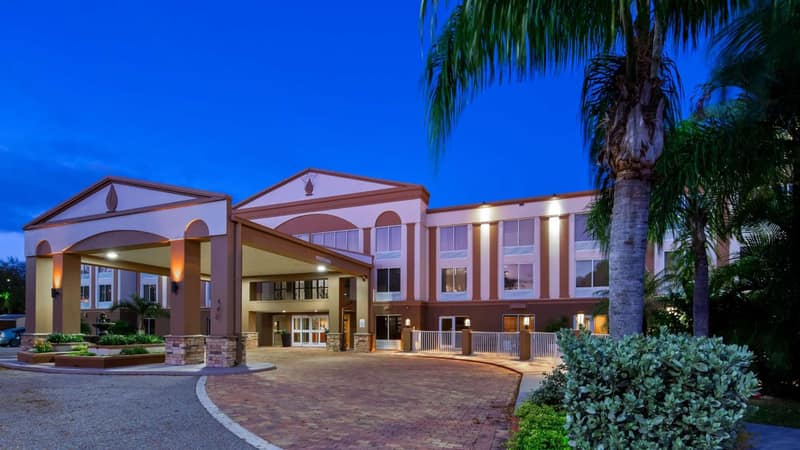 Best Western Plus Ambassador Suites — building