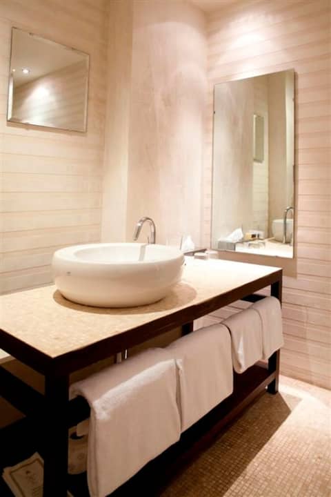 J And J Historic House Hotel — bathroom