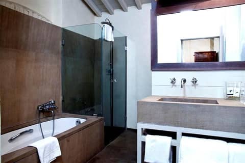 J And J Historic House Hotel — bathroom