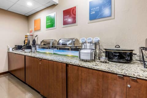 Comfort Inn & Suites Airport-American Way — photo 3