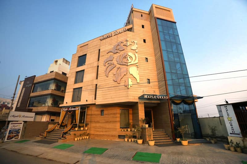 Maple Grand — building