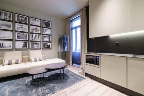 The Valentia Cabillers — hotel room