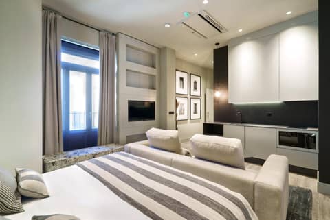 The Valentia Cabillers — hotel room