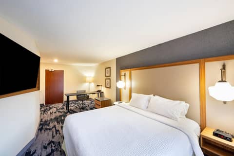 Fairfield Inn & Suites by Marriott St Louis Chesterfield — hotel room