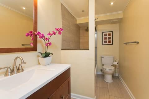 2 Bedroom Corner Suite & Tropical Views — bathroom