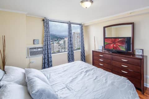 2 Bedroom Corner Suite & Tropical Views — hotel room
