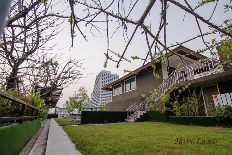 Hope Land Hotel Sukhumvit 8 — building