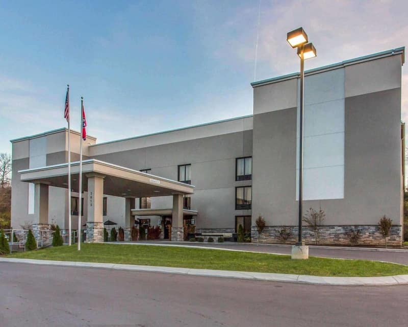 Quality Suites Nashville Airport — building