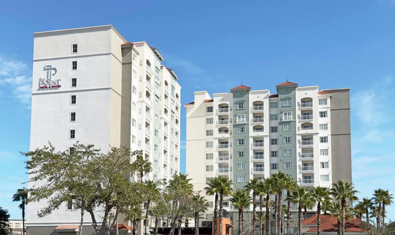 The Point Hotel & Suites Universal — building