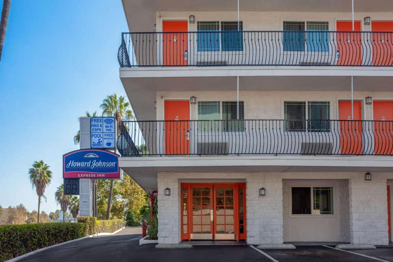 Howard Johnson by Wyndham San Diego Hotel Circle — building
