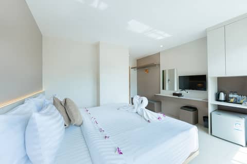 La Vista Patong Hotel — hotel room