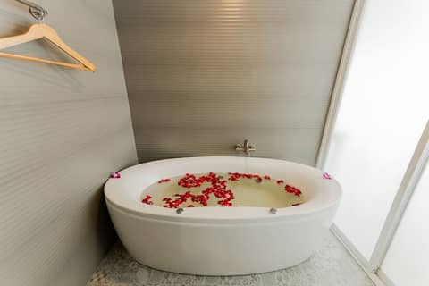 La Vista Patong Hotel — bathroom