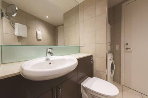 Adina Apartment Hotel Copenhagen — bathroom