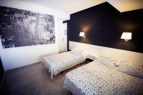 Hostal On Dormire Valencia — hotel room