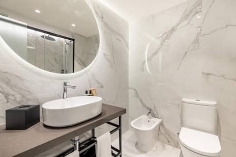 Eurostars San Antón — bathroom