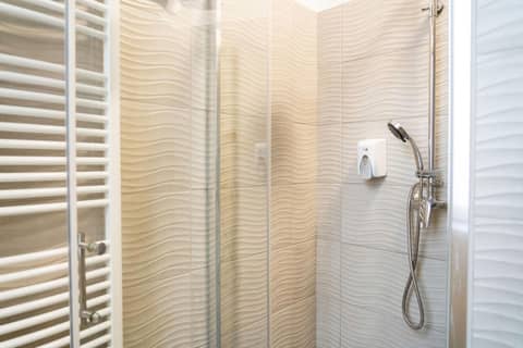 Hotel Metro — bathroom