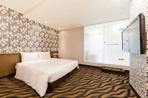 Hotel 6 - ZhongHua — hotel room